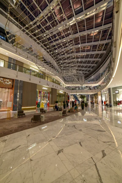 ドバイ アラブ首長国連邦 2018 ドバイ モールに位置するダウンタウン ドバイ ブルジュ ハリファの横に アラブ首長国連邦で最大のショッピング モール — ストック写真