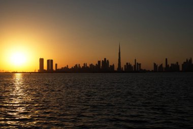 Dubai 'den Dubai Creek Limanı ve Dubai Kanalı' ndan şehir merkezine ve İş Körfezi 'ne, Birleşik Arap Emirlikleri' ne