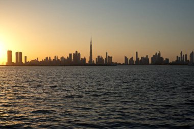 Dubai 'den Dubai Creek Limanı ve Dubai Kanalı' ndan şehir merkezine ve İş Körfezi 'ne, Birleşik Arap Emirlikleri' ne