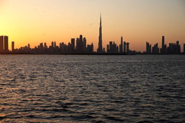 Dubai 'den Dubai Creek Limanı ve Dubai Kanalı' ndan şehir merkezine ve İş Körfezi 'ne, Birleşik Arap Emirlikleri' ne