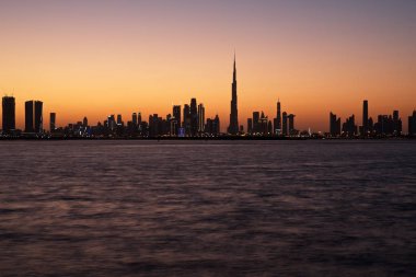 Dubai 'den Dubai Creek Limanı ve Dubai Kanalı' ndan şehir merkezine ve İş Körfezi 'ne, Birleşik Arap Emirlikleri' ne