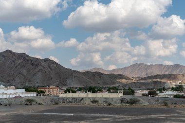 Birleşik Arap Emirlikleri dağlarının manzarası Vadi Al Qor 'dan Buraq Barajı' na kadar 800 metre yükseklikte.