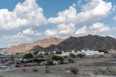 Birleşik Arap Emirlikleri dağlarının manzarası Vadi Al Qor 'dan Buraq Barajı' na kadar 800 metre yükseklikte.