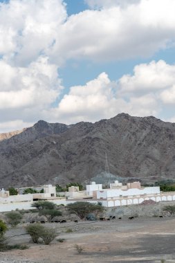 Birleşik Arap Emirlikleri dağlarının manzarası Vadi Al Qor 'dan Buraq Barajı' na kadar 800 metre yükseklikte.