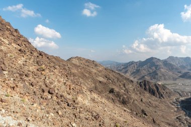 Birleşik Arap Emirlikleri dağlarının manzarası Vadi Al Qor 'dan Buraq Barajı' na kadar 800 metre yükseklikte.