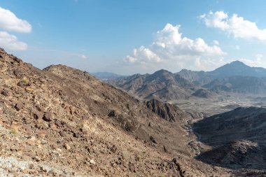Birleşik Arap Emirlikleri dağlarının manzarası Vadi Al Qor 'dan Buraq Barajı' na kadar 800 metre yükseklikte.
