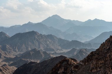 Birleşik Arap Emirlikleri dağlarının manzarası Vadi Al Qor 'dan Buraq Barajı' na kadar 800 metre yükseklikte.