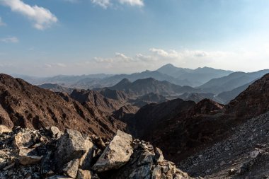 Birleşik Arap Emirlikleri dağlarının manzarası Vadi Al Qor 'dan Buraq Barajı' na kadar 800 metre yükseklikte.