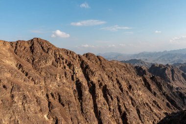 Birleşik Arap Emirlikleri dağlarının manzarası Vadi Al Qor 'dan Buraq Barajı' na kadar 800 metre yükseklikte.