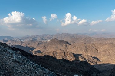 Birleşik Arap Emirlikleri dağlarının manzarası Vadi Al Qor 'dan Buraq Barajı' na kadar 800 metre yükseklikte.