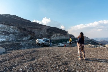 Wadi Al Qor, Sharjah, Birleşik Arap Emirlikleri, 14 Aralık 2018, yolculuğa Wadi Al Qor üzerinden Buraq Barajı dağlarda, yolun en yüksek yer 800 metredir