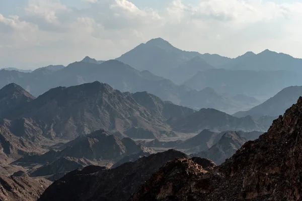 从Wadi Qor到Buraq水坝的阿拉伯联合酋长国高山景观 最高处约800米 — 图库照片