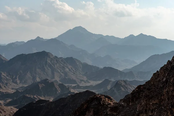 从Wadi Qor到Buraq水坝的阿拉伯联合酋长国高山景观 最高处约800米 — 图库照片