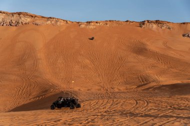 Büyük kırmızı ve pembe Rock, Sharjah, Birleşik Arap Emirlikleri, 28 Aralık 2018, Off-Road'a benziyor Birlesik Arab Emirligi ülkesindeki en cazibe biridir ve bu alan yolcular off tarafından en çok ziyaret edilen yer biridir