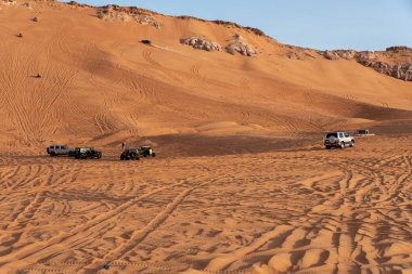 Büyük kırmızı ve pembe Rock, Sharjah, Birleşik Arap Emirlikleri, 28 Aralık 2018, Off-Road'a benziyor Birlesik Arab Emirligi ülkesindeki en cazibe biridir ve bu alan yolcular off tarafından en çok ziyaret edilen yer biridir
