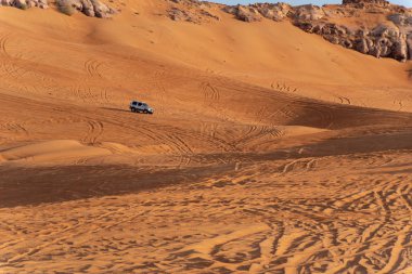 Büyük kırmızı ve pembe Rock, Sharjah, Birleşik Arap Emirlikleri, 28 Aralık 2018, Off-Road'a benziyor Birlesik Arab Emirligi ülkesindeki en cazibe biridir ve bu alan yolcular off tarafından en çok ziyaret edilen yer biridir