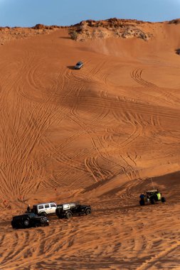 Büyük kırmızı ve pembe Rock, Sharjah, Birleşik Arap Emirlikleri, 28 Aralık 2018, Off-Road'a benziyor Birlesik Arab Emirligi ülkesindeki en cazibe biridir ve bu alan yolcular off tarafından en çok ziyaret edilen yer biridir
