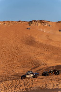 Büyük kırmızı ve pembe Rock, Sharjah, Birleşik Arap Emirlikleri, 28 Aralık 2018, Off-Road'a benziyor Birlesik Arab Emirligi ülkesindeki en cazibe biridir ve bu alan yolcular off tarafından en çok ziyaret edilen yer biridir