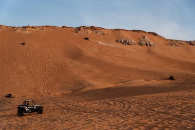 Büyük kırmızı ve pembe Rock, Sharjah, Birleşik Arap Emirlikleri, 28 Aralık 2018, Off-Road'a benziyor Birlesik Arab Emirligi ülkesindeki en cazibe biridir ve bu alan yolcular off tarafından en çok ziyaret edilen yer biridir