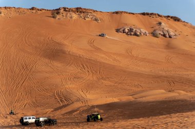 Büyük kırmızı ve pembe Rock, Sharjah, Birleşik Arap Emirlikleri, 28 Aralık 2018, Off-Road'a benziyor Birlesik Arab Emirligi ülkesindeki en cazibe biridir ve bu alan yolcular off tarafından en çok ziyaret edilen yer biridir