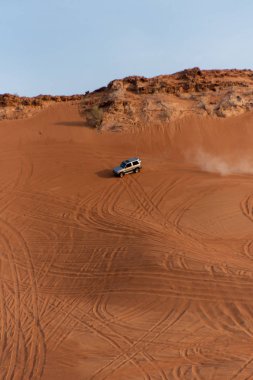 Büyük kırmızı ve pembe Rock, Sharjah, Birleşik Arap Emirlikleri, 28 Aralık 2018, Off-Road'a benziyor Birlesik Arab Emirligi ülkesindeki en cazibe biridir ve bu alan yolcular off tarafından en çok ziyaret edilen yer biridir