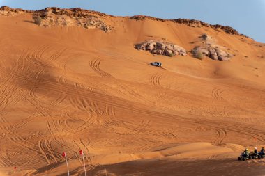 Büyük kırmızı ve pembe Rock, Sharjah, Birleşik Arap Emirlikleri, 28 Aralık 2018, Off-Road'a benziyor Birlesik Arab Emirligi ülkesindeki en cazibe biridir ve bu alan yolcular off tarafından en çok ziyaret edilen yer biridir