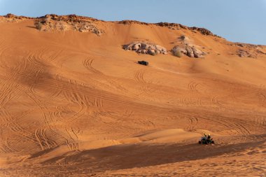 Büyük kırmızı ve pembe Rock, Sharjah, Birleşik Arap Emirlikleri, 28 Aralık 2018, Off-Road'a benziyor Birlesik Arab Emirligi ülkesindeki en cazibe biridir ve bu alan yolcular off tarafından en çok ziyaret edilen yer biridir