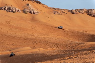 Büyük kırmızı ve pembe Rock, Sharjah, Birleşik Arap Emirlikleri, 28 Aralık 2018, Off-Road'a benziyor Birlesik Arab Emirligi ülkesindeki en cazibe biridir ve bu alan yolcular off tarafından en çok ziyaret edilen yer biridir