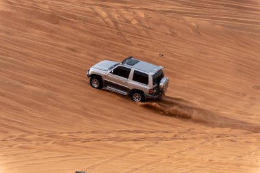 Büyük kırmızı ve pembe Rock, Sharjah, Birleşik Arap Emirlikleri, 28 Aralık 2018, Off-Road'a benziyor Birlesik Arab Emirligi ülkesindeki en cazibe biridir ve bu alan yolcular off tarafından en çok ziyaret edilen yer biridir