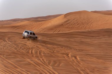Büyük kırmızı ve pembe Rock, Sharjah, Birleşik Arap Emirlikleri, 28 Aralık 2018, Off-Road'a benziyor Birlesik Arab Emirligi ülkesindeki en cazibe biridir ve bu alan yolcular off tarafından en çok ziyaret edilen yer biridir