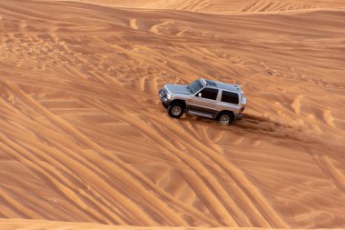 Büyük kırmızı ve pembe Rock, Sharjah, Birleşik Arap Emirlikleri, 28 Aralık 2018, Off-Road'a benziyor Birlesik Arab Emirligi ülkesindeki en cazibe biridir ve bu alan yolcular off tarafından en çok ziyaret edilen yer biridir