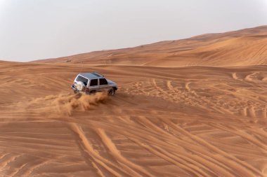 Büyük kırmızı ve pembe Rock, Sharjah, Birleşik Arap Emirlikleri, 28 Aralık 2018, Off-Road'a benziyor Birlesik Arab Emirligi ülkesindeki en cazibe biridir ve bu alan yolcular off tarafından en çok ziyaret edilen yer biridir