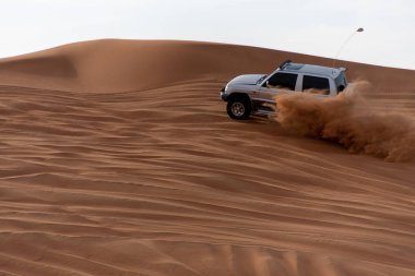 Büyük kırmızı ve pembe Rock, Sharjah, Birleşik Arap Emirlikleri, 28 Aralık 2018, Off-Road'a benziyor Birlesik Arab Emirligi ülkesindeki en cazibe biridir ve bu alan yolcular off tarafından en çok ziyaret edilen yer biridir