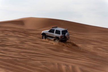 Büyük kırmızı ve pembe Rock, Sharjah, Birleşik Arap Emirlikleri, 28 Aralık 2018, Off-Road'a benziyor Birlesik Arab Emirligi ülkesindeki en cazibe biridir ve bu alan yolcular off tarafından en çok ziyaret edilen yer biridir