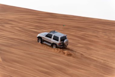 Büyük kırmızı ve pembe Rock, Sharjah, Birleşik Arap Emirlikleri, 28 Aralık 2018, Off-Road'a benziyor Birlesik Arab Emirligi ülkesindeki en cazibe biridir ve bu alan yolcular off tarafından en çok ziyaret edilen yer biridir