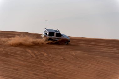 Büyük kırmızı ve pembe Rock, Sharjah, Birleşik Arap Emirlikleri, 28 Aralık 2018, Off-Road'a benziyor Birlesik Arab Emirligi ülkesindeki en cazibe biridir ve bu alan yolcular off tarafından en çok ziyaret edilen yer biridir