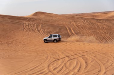 Büyük kırmızı ve pembe Rock, Sharjah, Birleşik Arap Emirlikleri, 28 Aralık 2018, Off-Road'a benziyor Birlesik Arab Emirligi ülkesindeki en cazibe biridir ve bu alan yolcular off tarafından en çok ziyaret edilen yer biridir