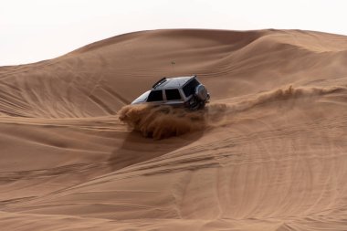Büyük kırmızı ve pembe Rock, Sharjah, Birleşik Arap Emirlikleri, 28 Aralık 2018, Off-Road'a benziyor Birlesik Arab Emirligi ülkesindeki en cazibe biridir ve bu alan yolcular off tarafından en çok ziyaret edilen yer biridir