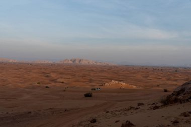Sharjah çöl alanı, Off-Road'a benziyor tarafından yolcular, kapalı büyük kırmızı pembe Rock için için en çok ziyaret edilen yerlerden biri