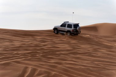 Büyük kırmızı ve pembe Rock, Sharjah, Birleşik Arap Emirlikleri, 28 Aralık 2018, Off-Road'a benziyor Birlesik Arab Emirligi ülkesindeki en cazibe biridir ve bu alan yolcular off tarafından en çok ziyaret edilen yer biridir