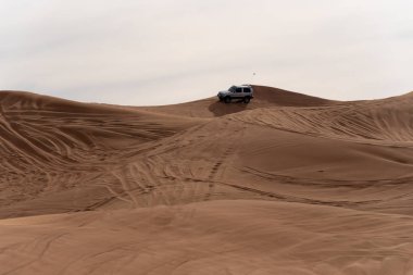 Büyük kırmızı ve pembe Rock, Sharjah, Birleşik Arap Emirlikleri, 28 Aralık 2018, Off-Road'a benziyor Birlesik Arab Emirligi ülkesindeki en cazibe biridir ve bu alan yolcular off tarafından en çok ziyaret edilen yer biridir