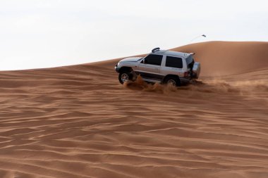 Büyük kırmızı ve pembe Rock, Sharjah, Birleşik Arap Emirlikleri, 28 Aralık 2018, Off-Road'a benziyor Birlesik Arab Emirligi ülkesindeki en cazibe biridir ve bu alan yolcular off tarafından en çok ziyaret edilen yer biridir