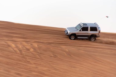 Büyük kırmızı ve pembe Rock, Sharjah, Birleşik Arap Emirlikleri, 28 Aralık 2018, Off-Road'a benziyor Birlesik Arab Emirligi ülkesindeki en cazibe biridir ve bu alan yolcular off tarafından en çok ziyaret edilen yer biridir