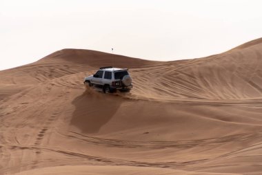 Büyük kırmızı ve pembe Rock, Sharjah, Birleşik Arap Emirlikleri, 28 Aralık 2018, Off-Road'a benziyor Birlesik Arab Emirligi ülkesindeki en cazibe biridir ve bu alan yolcular off tarafından en çok ziyaret edilen yer biridir