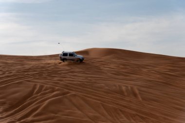 Büyük kırmızı ve pembe Rock, Sharjah, Birleşik Arap Emirlikleri, 28 Aralık 2018, Off-Road'a benziyor Birlesik Arab Emirligi ülkesindeki en cazibe biridir ve bu alan yolcular off tarafından en çok ziyaret edilen yer biridir