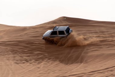Büyük kırmızı ve pembe Rock, Sharjah, Birleşik Arap Emirlikleri, 28 Aralık 2018, Off-Road'a benziyor Birlesik Arab Emirligi ülkesindeki en cazibe biridir ve bu alan yolcular off tarafından en çok ziyaret edilen yer biridir