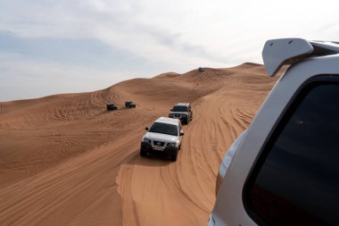 Büyük kırmızı ve pembe Rock, Sharjah, Birleşik Arap Emirlikleri, 28 Aralık 2018, Off-Road'a benziyor Birlesik Arab Emirligi ülkesindeki en cazibe biridir ve bu alan yolcular off tarafından en çok ziyaret edilen yer biridir