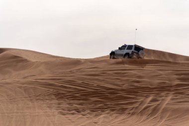 Büyük kırmızı ve pembe Rock, Sharjah, Birleşik Arap Emirlikleri, 28 Aralık 2018, Off-Road'a benziyor Birlesik Arab Emirligi ülkesindeki en cazibe biridir ve bu alan yolcular off tarafından en çok ziyaret edilen yer biridir