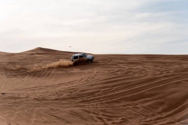 Büyük kırmızı ve pembe Rock, Sharjah, Birleşik Arap Emirlikleri, 28 Aralık 2018, Off-Road'a benziyor Birlesik Arab Emirligi ülkesindeki en cazibe biridir ve bu alan yolcular off tarafından en çok ziyaret edilen yer biridir