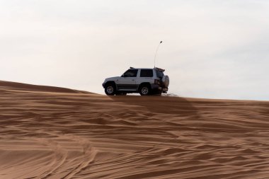 Büyük kırmızı ve pembe Rock, Sharjah, Birleşik Arap Emirlikleri, 28 Aralık 2018, Off-Road'a benziyor Birlesik Arab Emirligi ülkesindeki en cazibe biridir ve bu alan yolcular off tarafından en çok ziyaret edilen yer biridir
